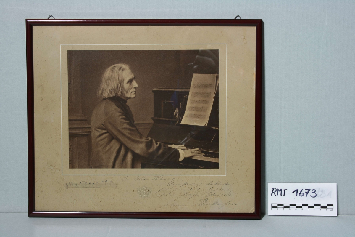 Portrett av pianisten Franz Liszt ved klaveret.