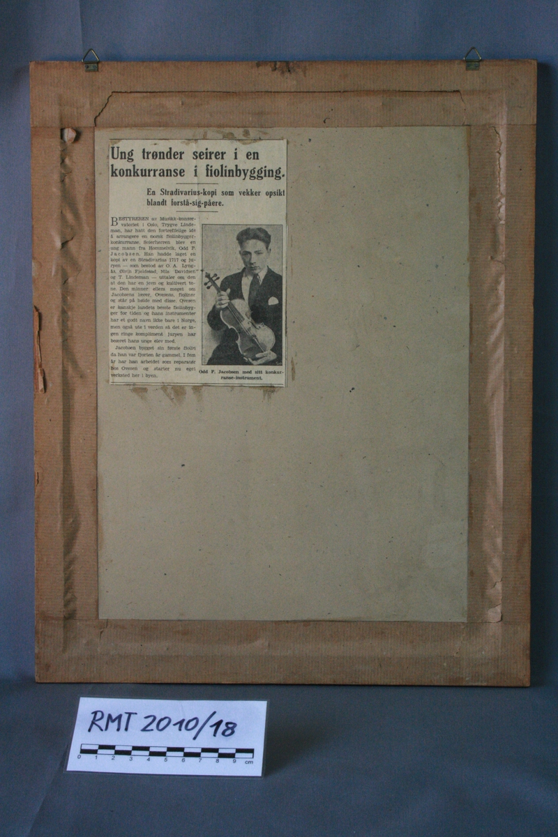 Diplom fra "Amatør - Violinbygger Konkurranse". Trondheim i 1933
Satt i glass og ramme.
