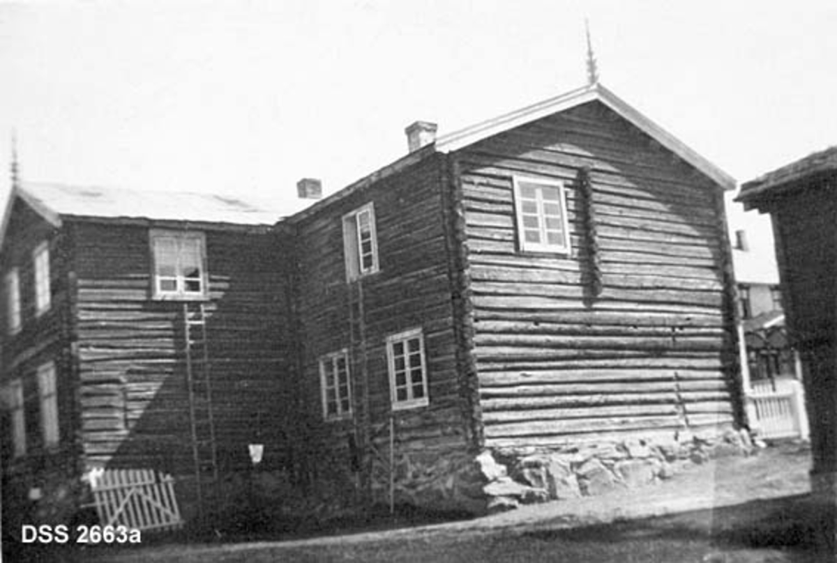 Bebyggelsen ved Fokstua på Dovre.  Tre kopier med ulike bygninger: a. Fjellstua, et laftet våningshus i et etasjer med bakstue, også i to etasjer, b. "Søpå", et våningshus i to etasjer, tilsynelatende med to rom i hver etasje, c. Stabbur, laftet i et etasjer, bordkledd inngansparti som muligens kan ha annen konstruksjon.  Stabburet er oppført i 1923, delvis av materialer fra ei nedrevet mjølkebu.