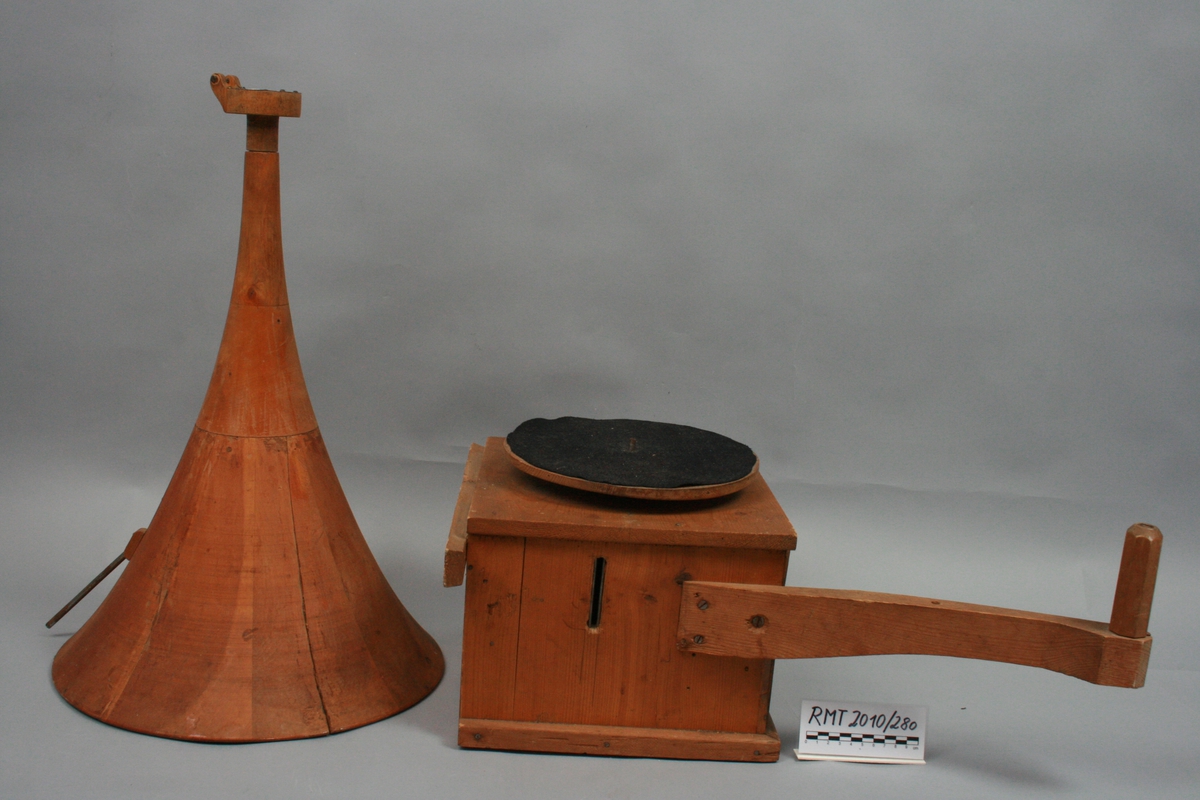 Hjemmelaget grammofon av pathéfon-type. 

Instrumentet består av tre deler som lett kan tas fra hverandre. Kasse med en arm, som holder trakten, platetallerken og trakt. Det er montert en sveiv på en siden av kassen. Hovedsaklig består instrumentet av tre, kassen av gran og trakten sansynlighvis av kirsebær. Overflaten er delvis ru og ujevn.
På platetallerken ligger es svart filt. Kassen er føyet sammen med skruer og spiker.

Membranen består av marieglas, som er en variasjon av krystallen gips.