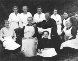 Gravferd, Åsa Gautesen, gruppebilete elleve kvinner (kokker)