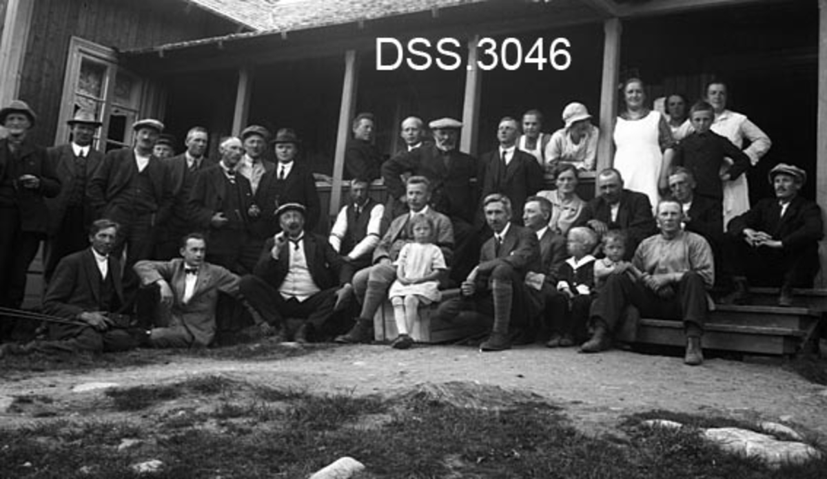 Gruppebilde fra befaring i Furnes almenning sommeren 1925. Blant deltakerne var daværende skogdirektør og flere andre autoriteter fra skogbruksbyråkratiet (jfr. fanen «Opplysninger»), På dette fotografiet er drøyt 30 personer samlet ved veranda, de fleste velkledde herrer. Kvinnene bakerst til venstre later til å ha vært serveringspersonale. Bildet er tatt på Elvstua, ikke langt fra Ole Rømer Aagaard Sandbergs nydyrkingsfelt ved Brumunddalssætra.