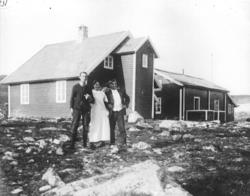 Turisthytte med tre personar utanfor