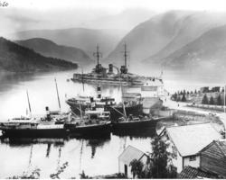 Marinefartøy og tre HSD båtar i Ulvik