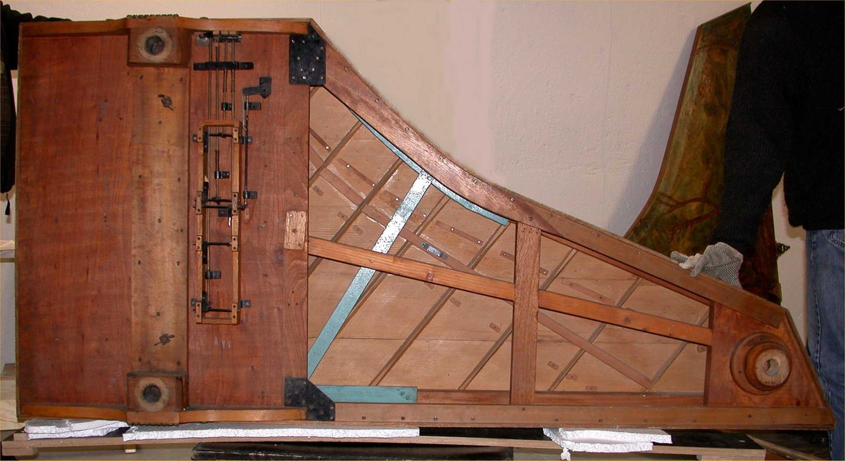 Omfang: FF - g''' (5 oktaver + sekund).
Nytt instrument. Kasse av gabun, klangbunnen av nåletre. Kassen overlesset med tunge, delvis forgylte trebeslag. Lokket forsynt med sjakkbrettmønster innlegg (gabun og eik). I lokkets fire hjørner vakre intarsiaarbeider. 4 messinghengsler. Lokkets innside bemalt, landskapsmotiv med to kvinner, den ene holder en gitar. klangbunnen har malte blomster, bær og fugler. 3 dreideskårede ben.
2 manualer, nedre manual 8', øvre manual 8' + 4', luth øvre manual 8' + 4'. Moderne klaviatur, undertastene med hvitt kunststoffbelegg, overtastene med ibenholtbelegg. Firkantede klaverskruer. Sprongere av argentinsk tre. Ved springerens fotstykke er enkelte steder metallskruer for regulering av høyden. Metallhanker. Demperlist av hvitmalt tre. Rammeverket forsterket med jernkonstruksjon. 