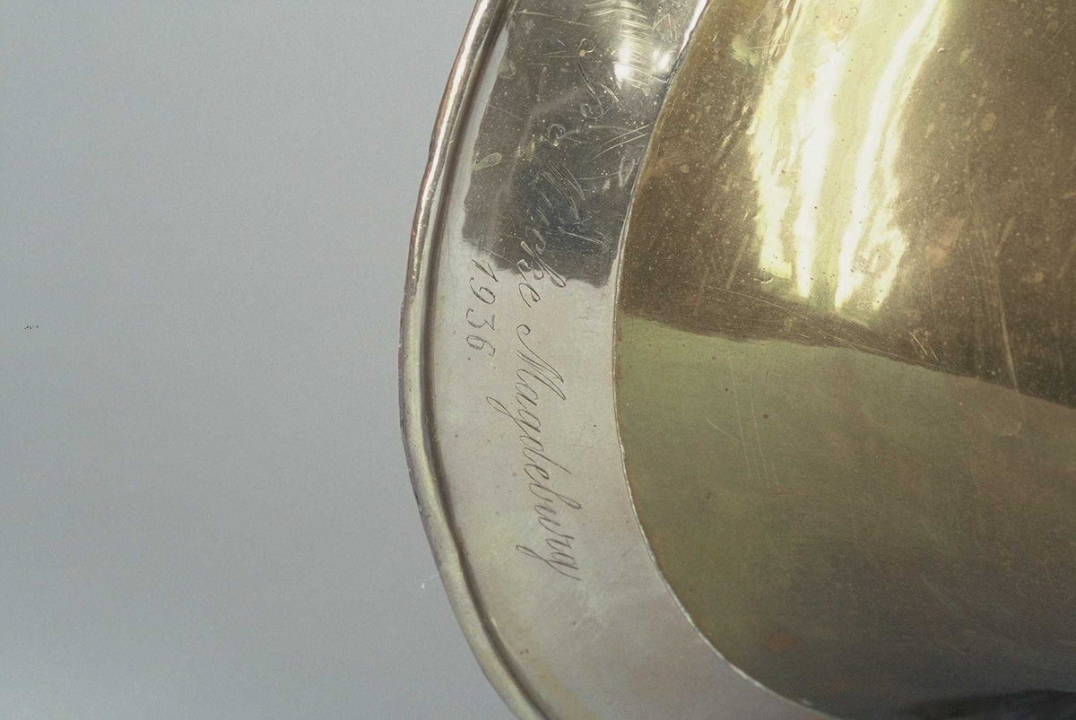 Blåseinstrument i oval form. Messing med hylse av nysølv. Tre roterende ventiler (Drehventile), som spilles med høyre hånd. Vanlig rekkefølge: Heltone, halvtone, halvannen tone. Alle ventilrør har stemmebøyler. Spyttklaff.

Grunntone: B !. Dypest spillbare tone: B.

Instrumentet tilsynelatende ligner Wagnertuba i form, men Wagnertuba er en venstre håndsinstrument med 4 ventiler (i likhet med valthorn), og med noe større konisitet i bor.