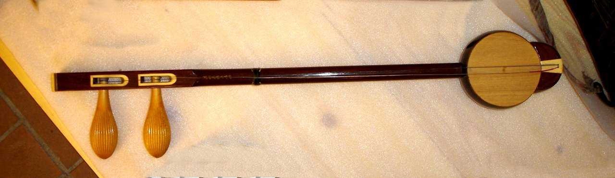2 strenget, lakkert instrument.
