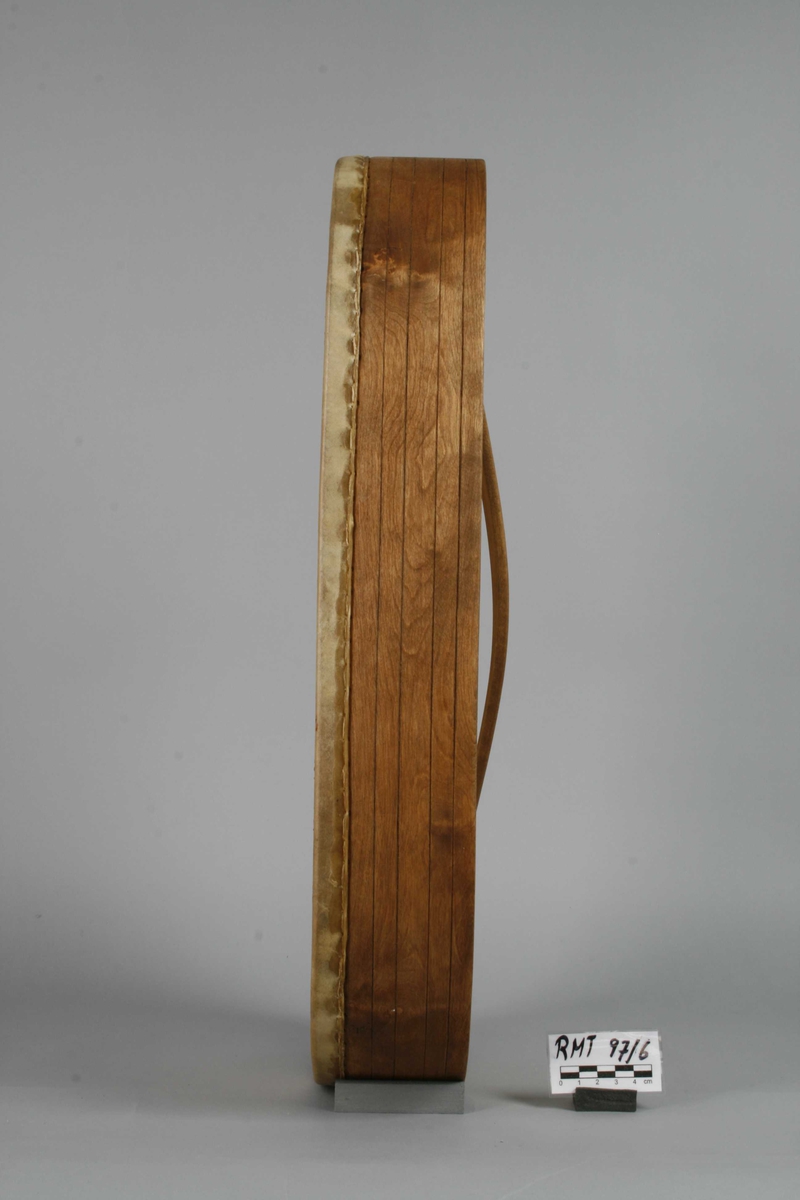 Samisk tromme av Åseletypen fra det Sør-samiske området, med malte figurer, hammer og viseren Árhpa.

Instrumentmakeren skrev i 1997:

Runebommen ble ferdig laget i slutten av oktober 1997.

Materiale.
Bjørk ble tatt i månefase NY 10 oktober. 1997. Saget høvlet og bøyd rundt en form. Tørket og bearbeidet ferdig til sying av skinn.

Skin. 
Reinskinn ble avhåret i September 1997. Skin er av en okserein 4 år gammelt.

Senetråd.
Sener er tatt av rein og spunnet på tradisjonell måte. Det er brukt både ryggsener og skanke sener til sying av skinn, Trommeskinn.

Árhpa, Runebommeviser.
Árhpa er laget av reinhorn.

Hammer.
Hammer er laget av reinhorn og av reinskinn. Det samme er også tvinnet snor.

Bark:
Fargestoff er olderbark  tatt på rota av older, tørket og malt til fint mel.
Barken er brukt til farging av selve tromme og tegn på skinn som ble blandet i vann på tre, og på skinn er det brukt Vaselinolje, ”Paraffinum Liquidum”.