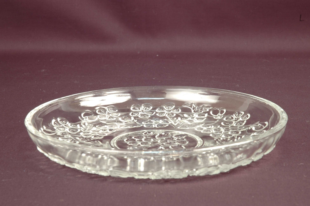 Asjett i pressglass med blomstermotiv