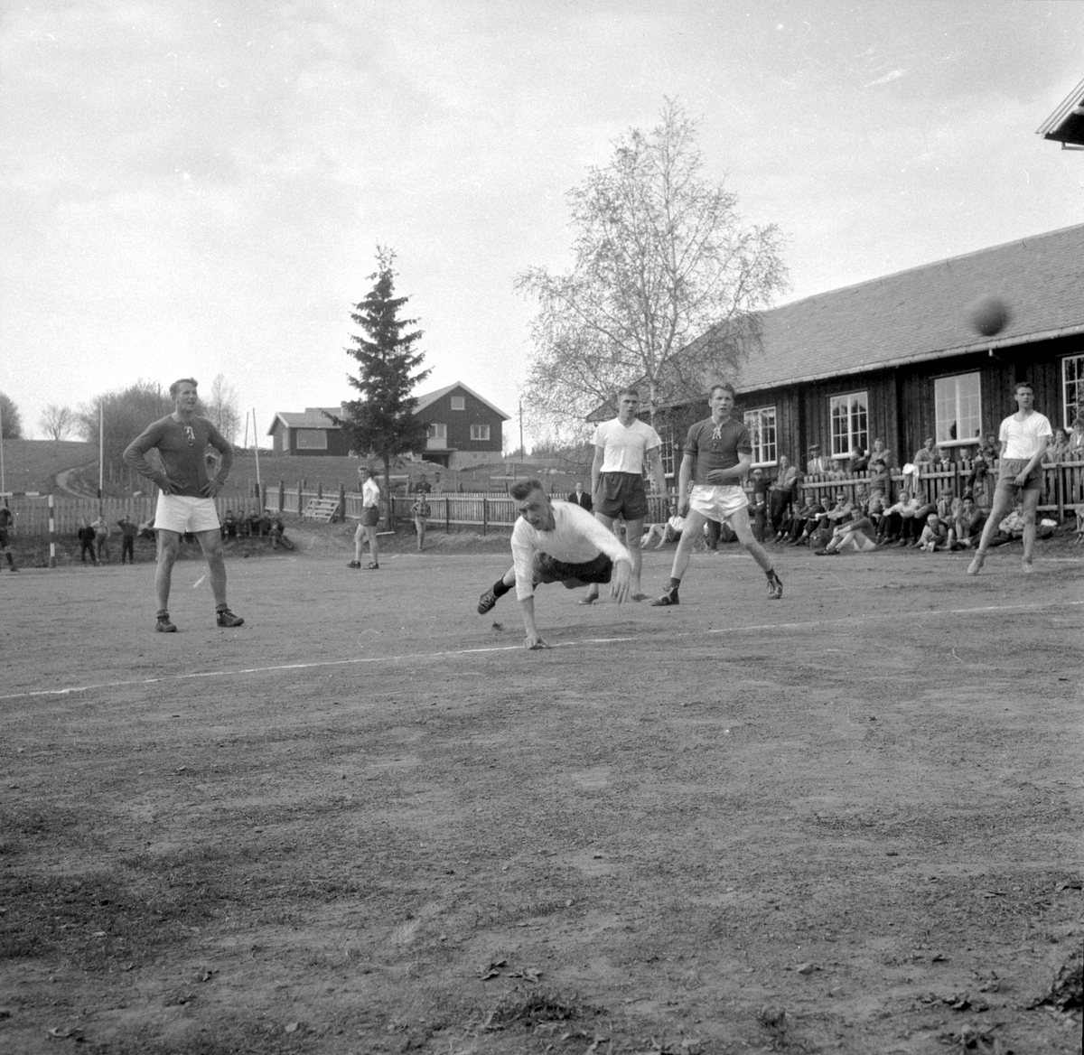 HÅNBALLKAMP VELDRE - HAM-KAM. (HS 16. MAI 1960). HÅNDBALL. 1. RUNDE I CUPEN. VELDRE VANT KAMPEN 22-16. STED:VELDROM, VELDRE. KOMMUNE:RINGSAKER. DATO:15. 05. 1960. FOTO:EGIL M. KRISTIANSEN 
