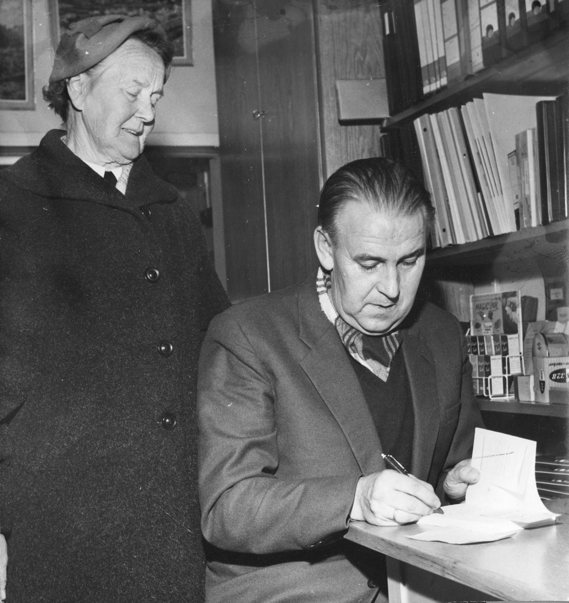 Alf Prøysen signerer bøker hos Gravdahl bokhandel i Hamar. Dame stående bak er ukjent.  (HS 3. NOVEMBER 1959)

Gravdahl bokhandel ble stiftet av Marcus Gravdahl i 1937, og er en av de eldste lokalt eide butikker i Hamar. Gravdahl åpnet sin bokhandel i Granerudgården i Torggata på Hamar, hvor den fortsatt har sine lokaler. Her jobbet dikteren Rolf Jacobsen en periode på 50-tallet.