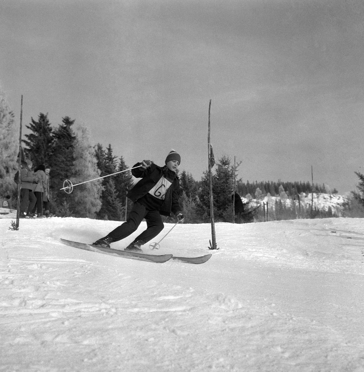 KRETSMESTERSKAP I SLALÅM SVENNHAUGLØYPA I BRUMUNNDAL 1960. UKJENT. (HS 15. FEBRUAR 1960). SKI, ALPINT. STED: BRUMUNDDAL. KOMMUNE:RINGSAKER. DATO:14. 02. 1960. FOTO:EGIL M. KRISTIANSEN 