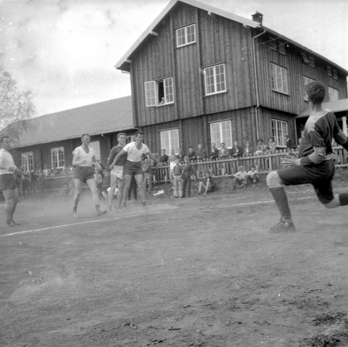 HÅNDBALLKAMP VELDRE - HAM-KAM. ODD SCHJERPEN I LYS TRØYE (HAM-KAM). (HS 16. MAI 1960). HÅNDBALL. STED:VELDRE, VELDROM. KOMMUNE: RINGSAKER. DATO:15. 05. 1960. FOTO:EGIL M. KRISTIANSEN 
 

