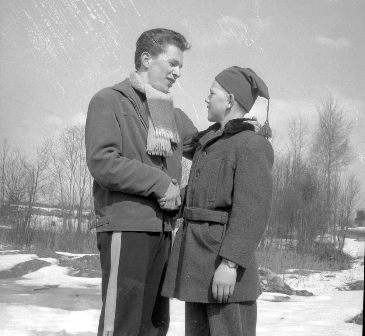 TERRENGLØP VED SMÅBRUKERNES HUS I OTTESTAD 10. APRIL 1960. VINNEREN AV ELDSTE GUTTEKLASSE, ERIK NORSTAD, ROMEDAL IL (T. V. ) OG VINNEREN AV YNGSTE KLASSE, SIMEN ILSENG, OTTESTAD IL. IDRETT;FRIIDRETT. STED: OTTESTAD. KOMMUNE: STANGE. DATO:10. 04. 1960. FOTO:EGIL M. KRISTIANSEN. 
 
