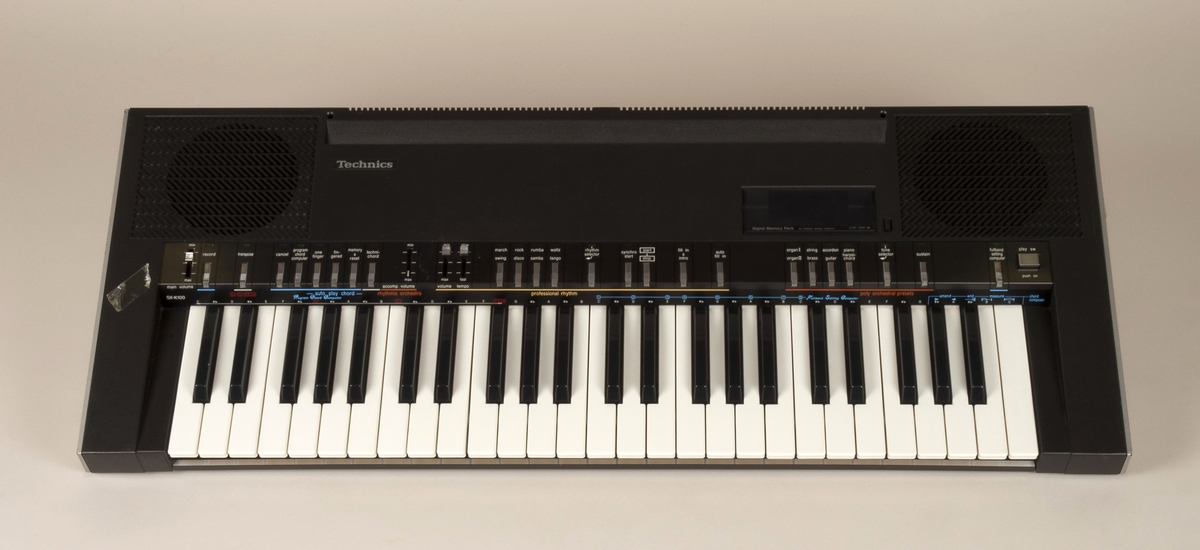 Synthesizer med omfang på fire oktaver, kontrollere i form av brytere og fadere.