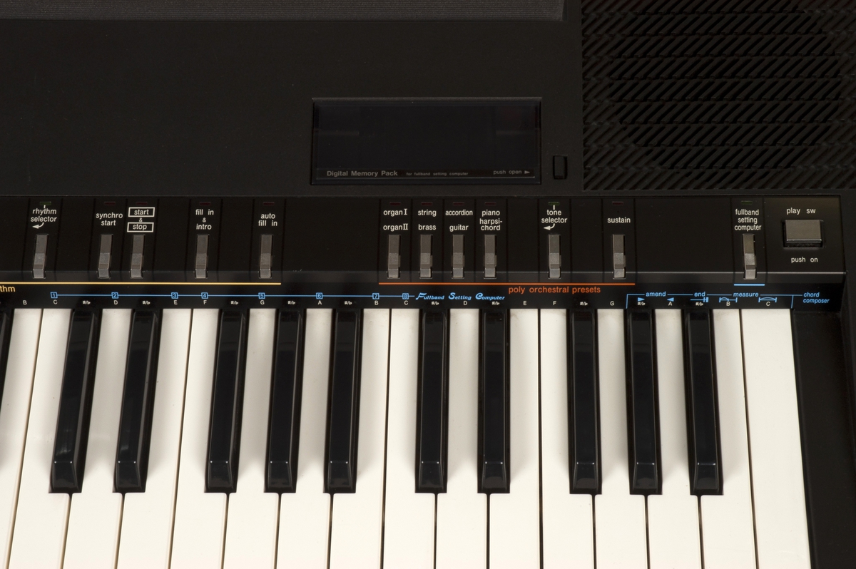Synthesizer med omfang på fire oktaver, kontrollere i form av brytere og fadere.