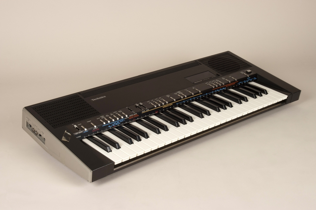Synthesizer med omfang på fire oktaver, kontrollere i form av brytere og fadere.