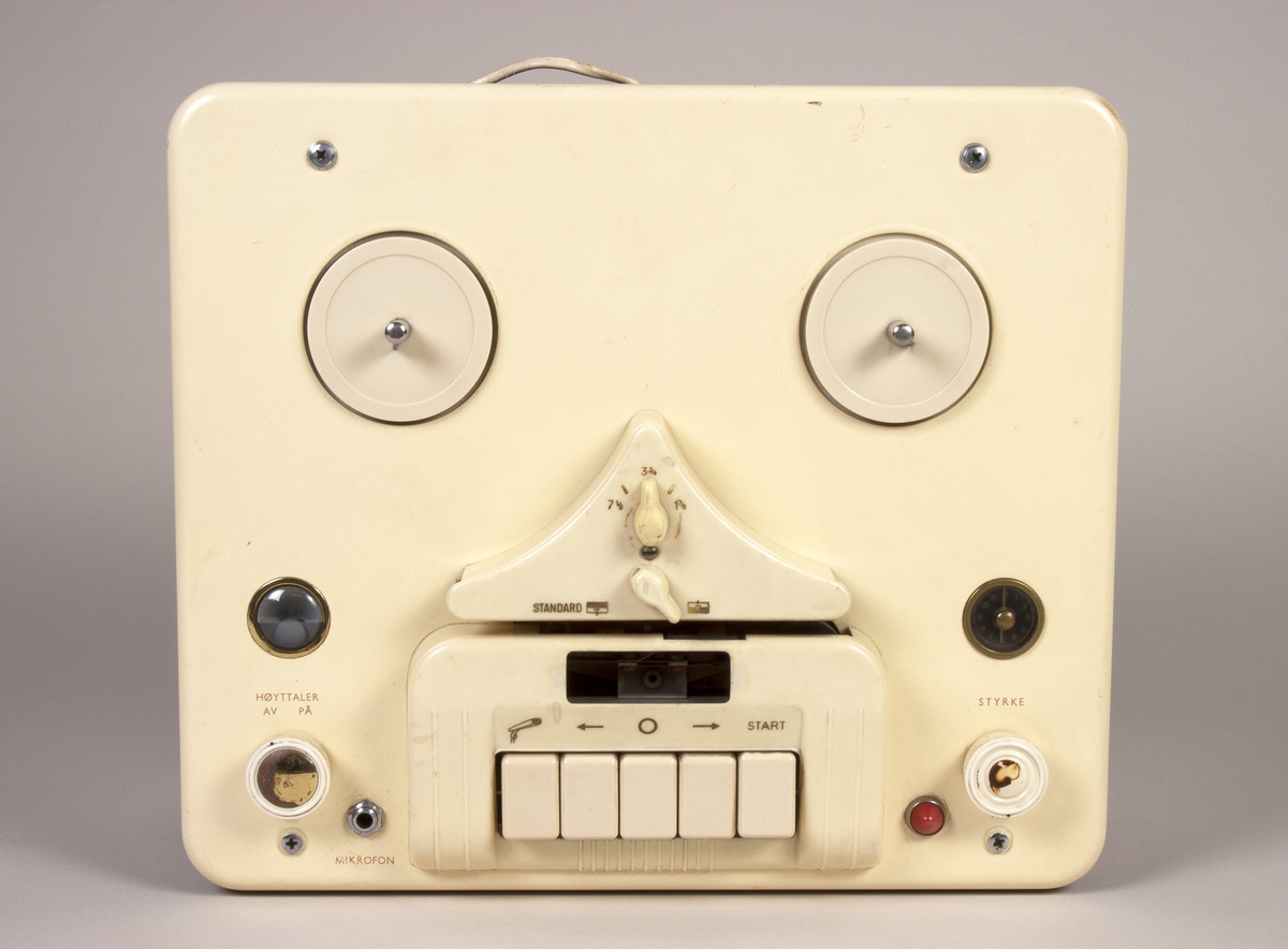 2-spors båndopptaker med tangentbetjening, sporskifter, bånd-ur og automatisk endestopp av bånd. Integrert høyttaler. Inngang for mikrofon, antenne og phono. Utgang for eksterne høyttalere.