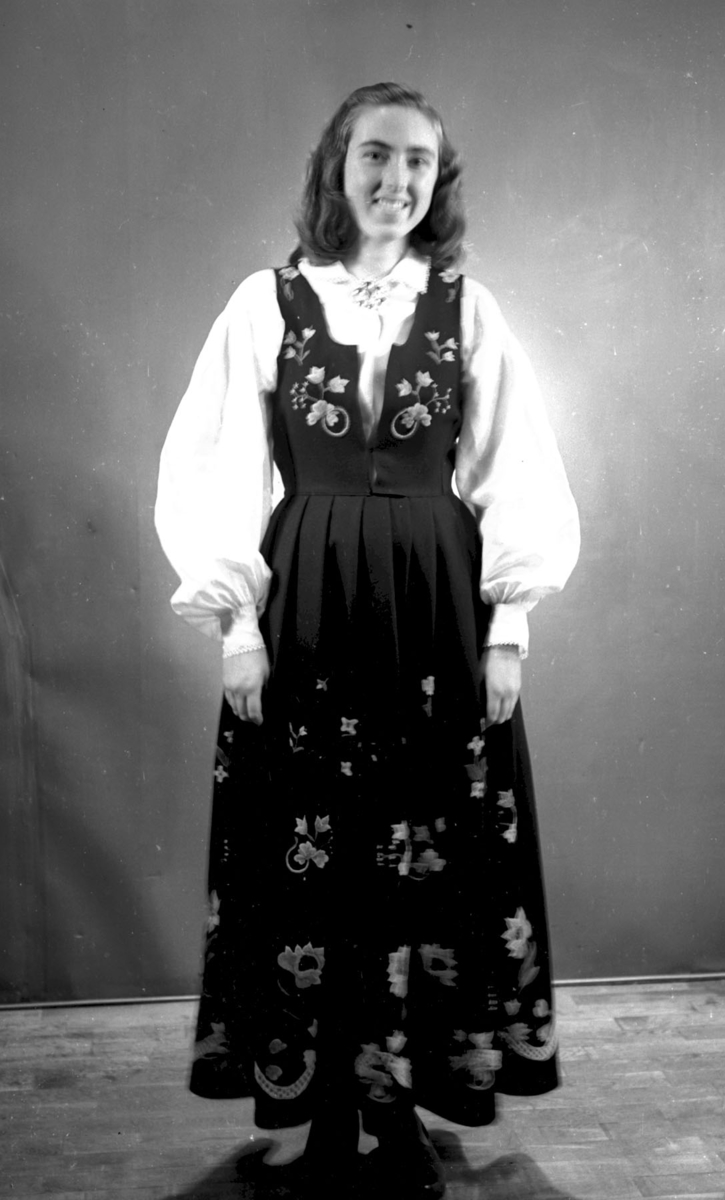 Kvinne i bunad