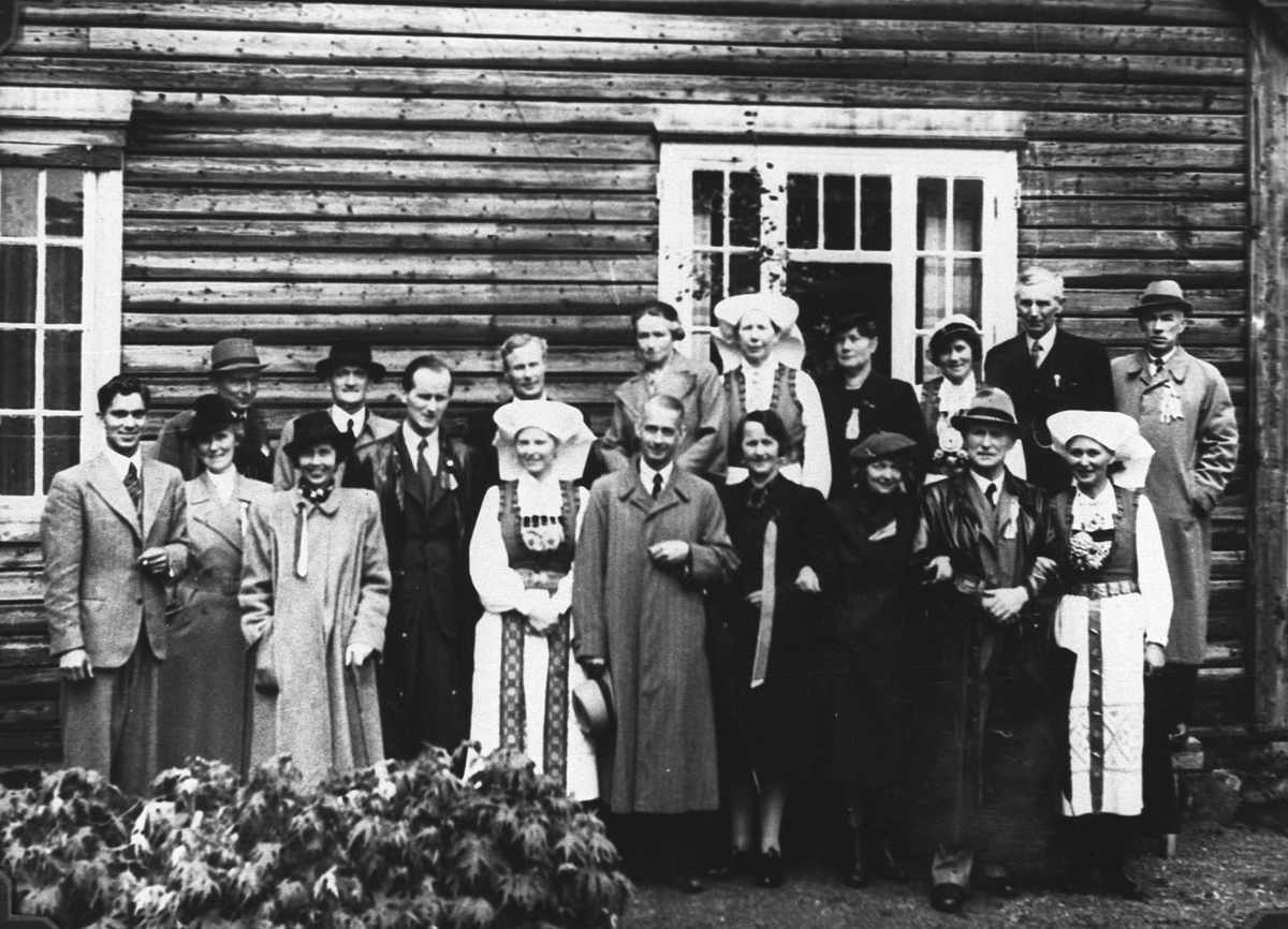 Familiane Holm og Kiberg med vener 17. Mai 1945