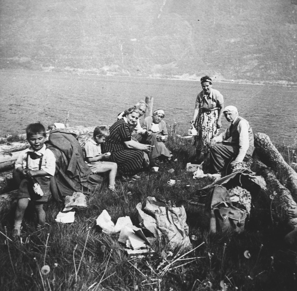 Familien Kiberg / Holm på utflukt ved fjorden.