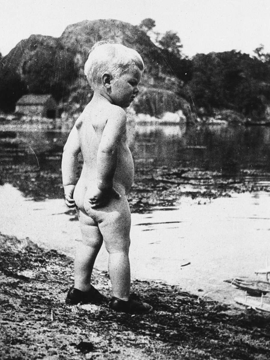 Eivind Kiberg på stranda i Øyro