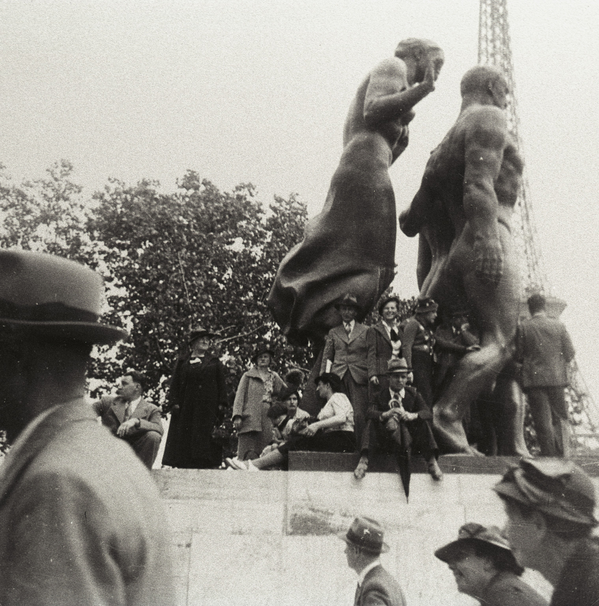 Herborg Holm og Olav Holm på verdsutstillinga i Paris i 1937.