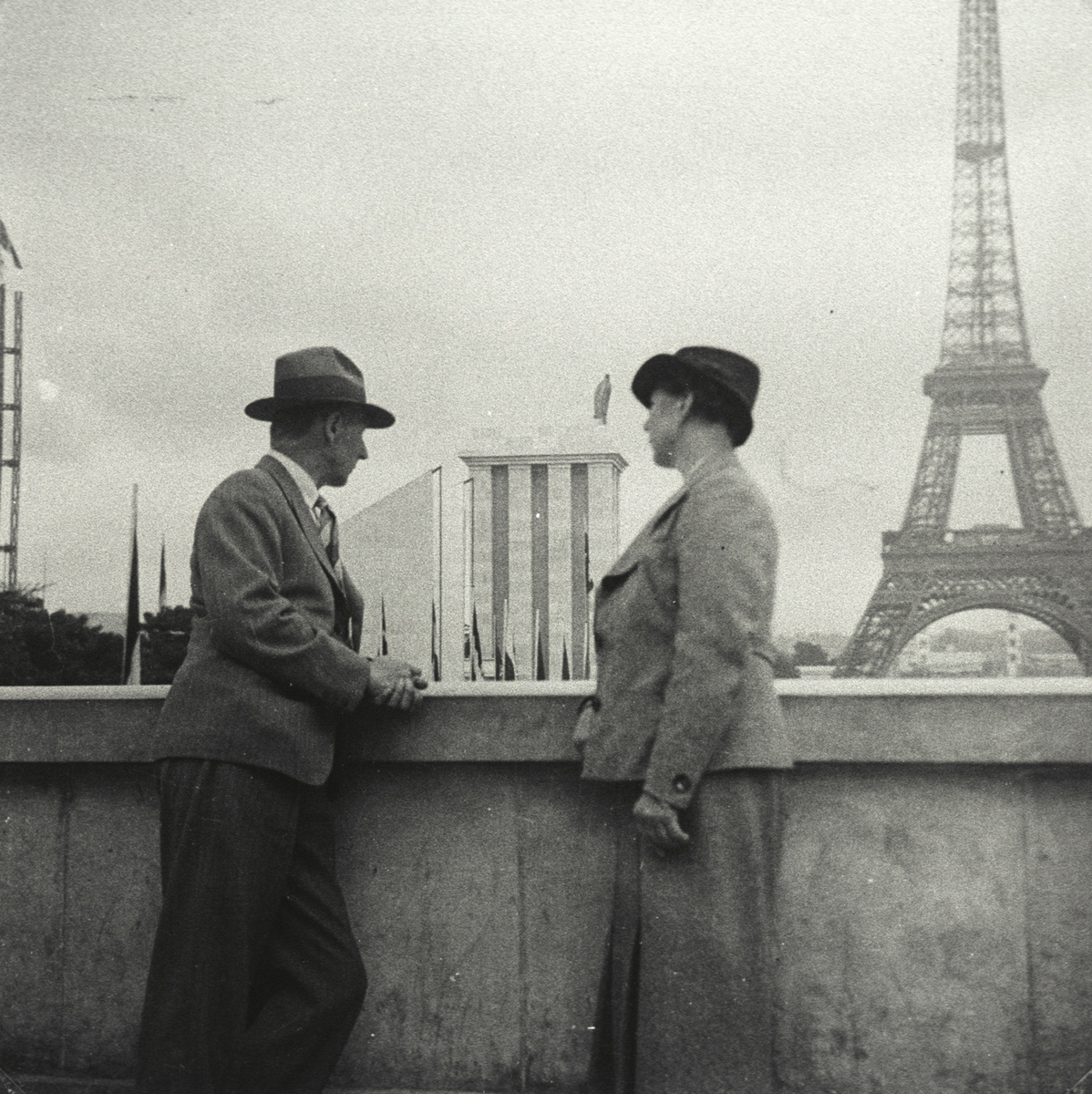 Olav og Gro Holm ved Eiffeltårnet.