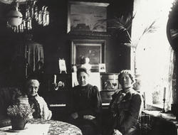 Gro Holm med bestemor og tante til mannen Olav i ei leileghe