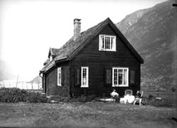 Gro og Marie Holm i hagen ved huset "Reiret" på Berjaflot.