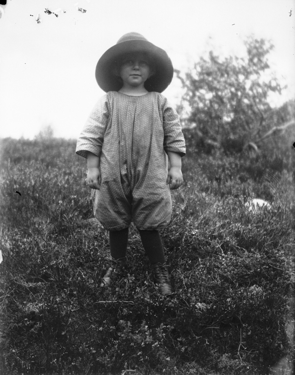 Portrett, 1, jente, Herborg Holm, hatt