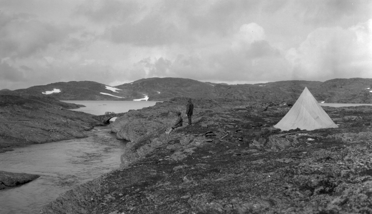 Turfolk med telt ved Tyssebrua og Øvre Tyssevann.