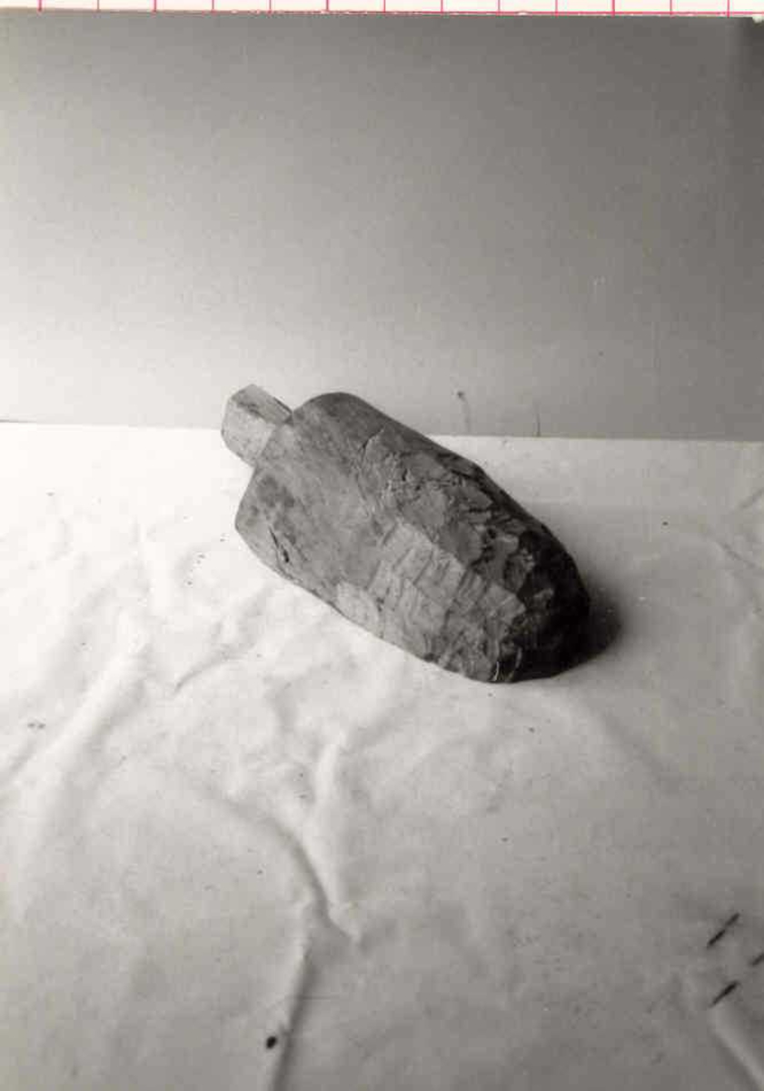 Et tilskåret emne til auskar, med handtak og rundet på utsiden. Emnet er ikke uthult. Ubehandla