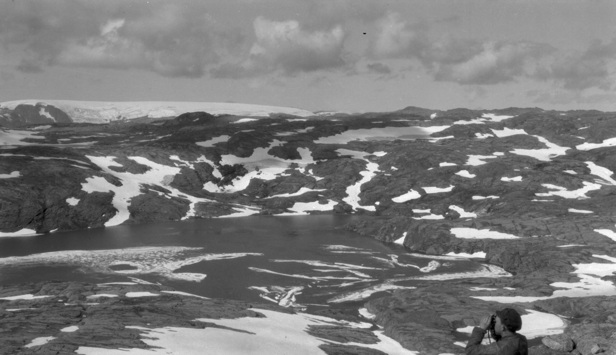 Frå Stenesnut over Hallagrøen mot Bersaveggen.