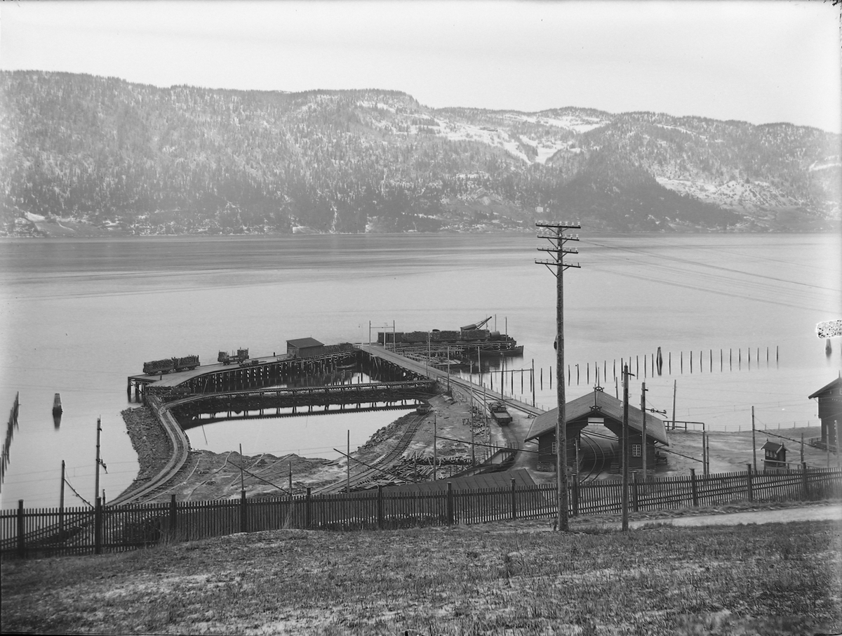 Thamshavn kai med Thamshavn stasjon.