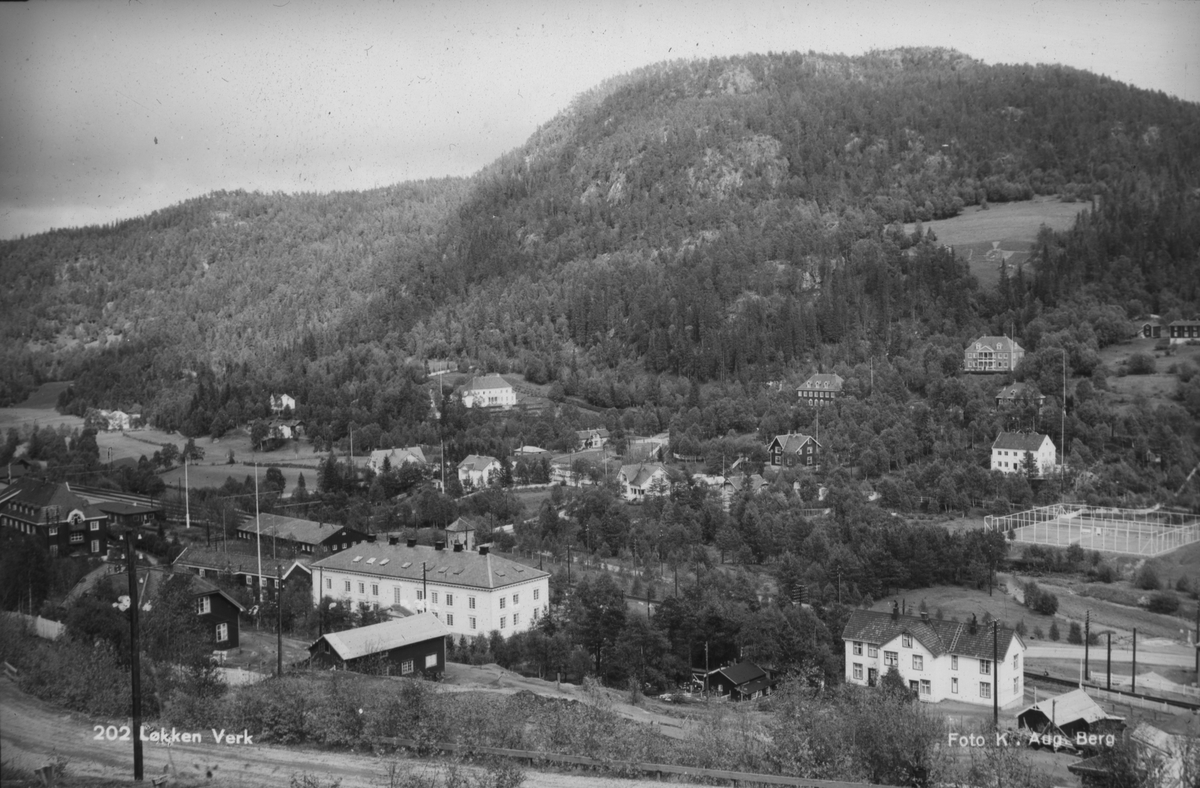 Løkken sentrum med kontoret og villastrøket. Sett mot nord-øst.