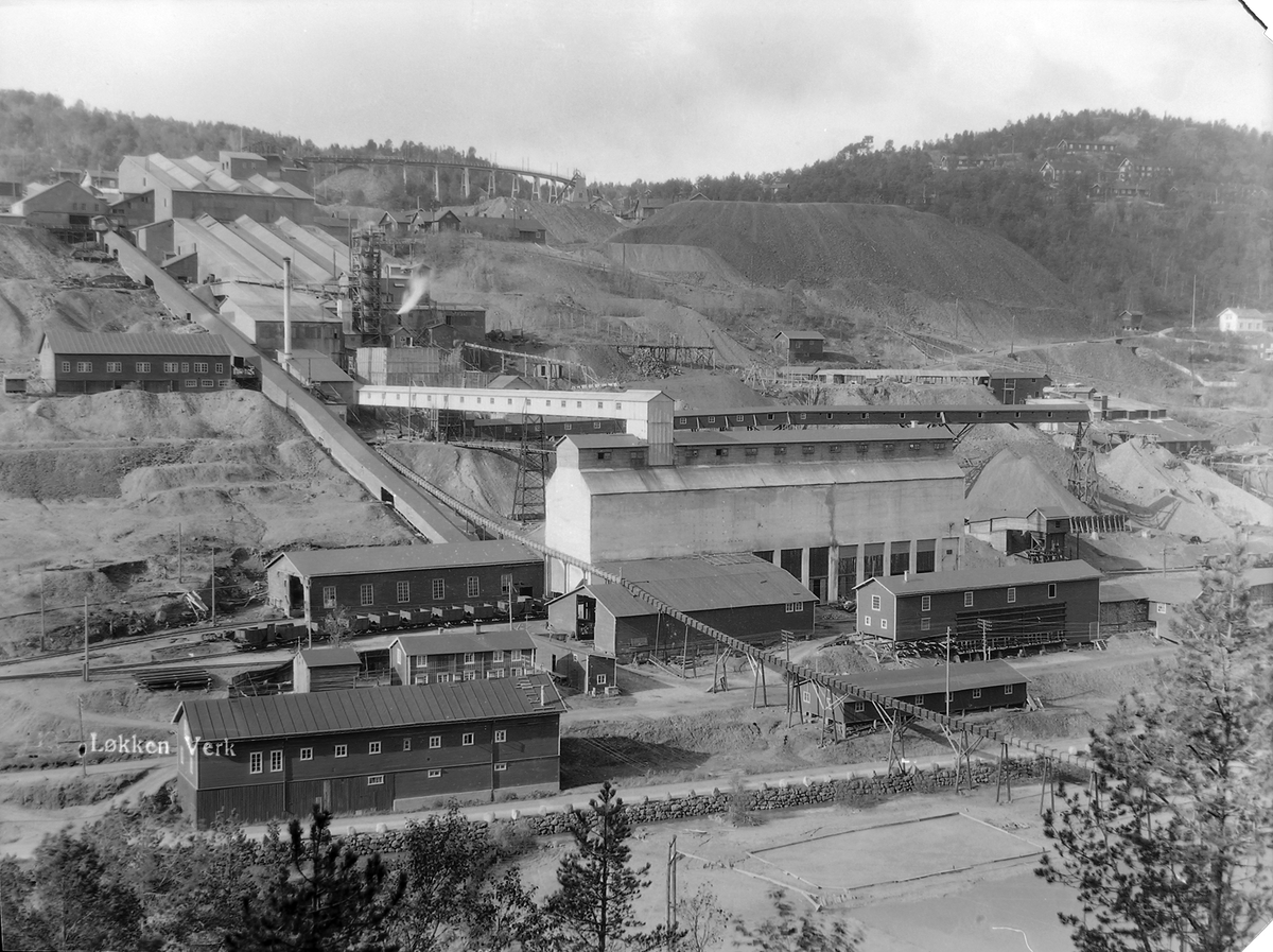 Oversiktsbilde over separasjonsverket på Løkken Verk. Kissiloer, berghalder og viadukten.