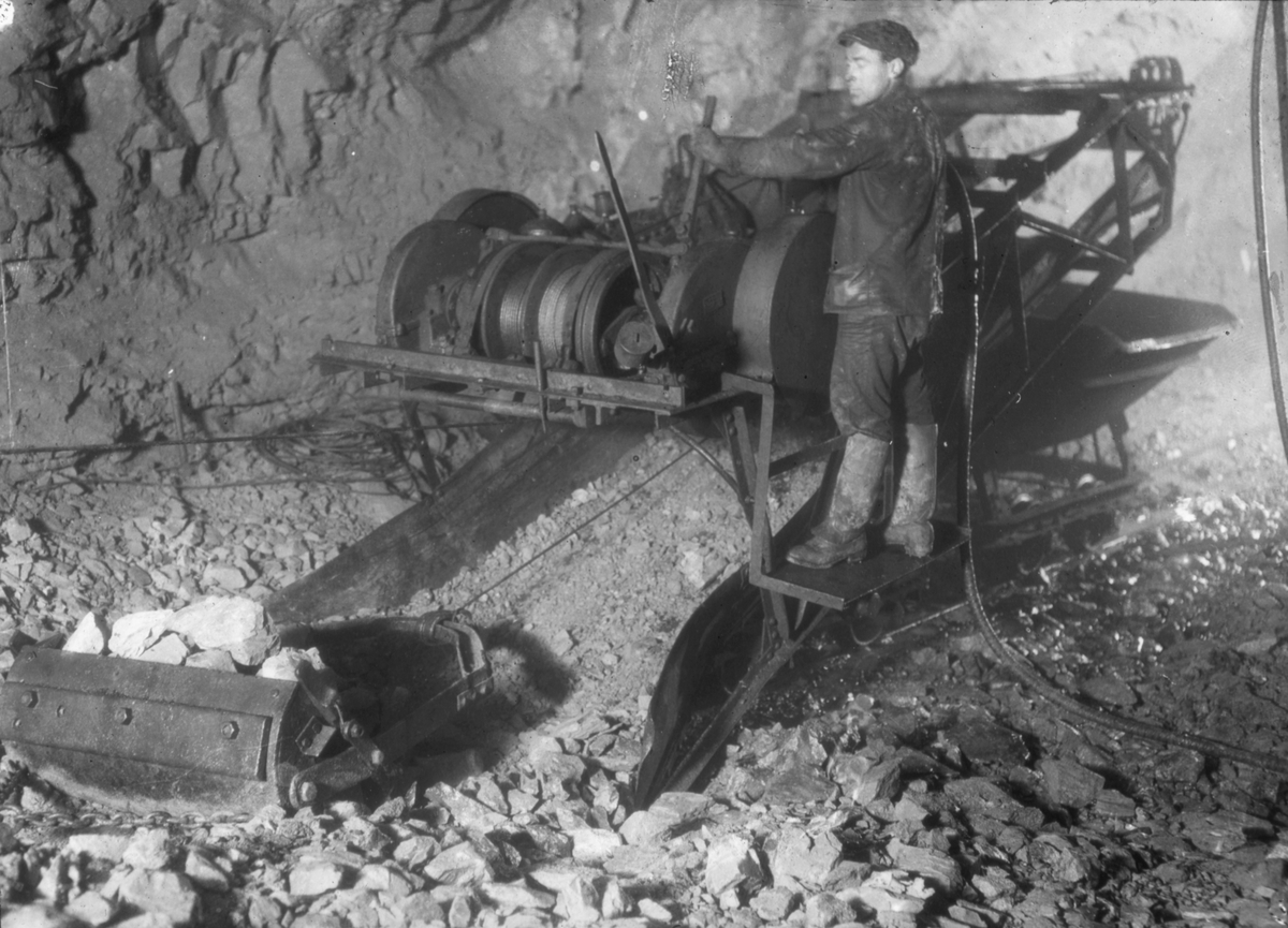 Fylling av malm i malmvogner i gruva med Jenssens lasteapparat.