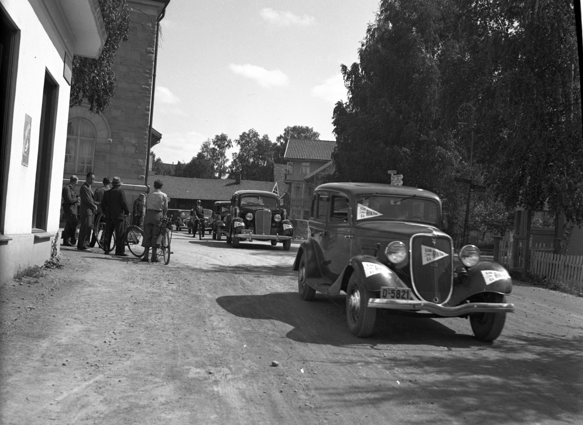 Biler.
Fra Trafikkdagen i Elverum lørdag 13. juni 1936. 
Østlendingen 15. juni 1936, s. 2: «Kl. 11 drog en bilkortesje på 15 – 20 biler med politiet i spissen gjennem Leiret. Kortesjen demonstrete riktig kjøring, og det var nok flere enn en som sukket: «Om bilene kunde klare sig med d e n farten gjennem Leiret bestandig!»