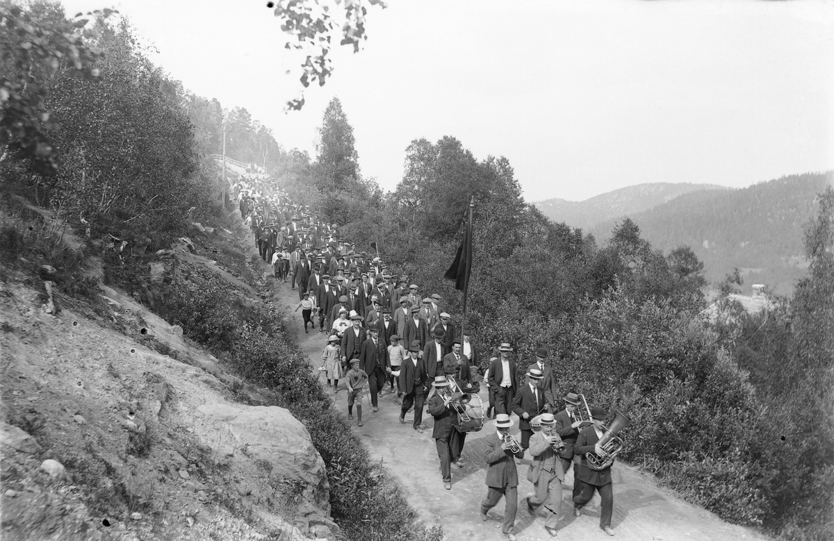 Arbeidertog i Løkkenbakkan under dyrtidsdemonstrasjonen 6. juni 1917.
