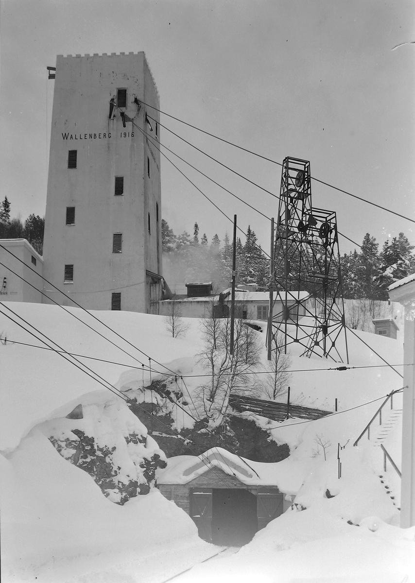 Wallenberg sjakttårn med wiretårnet til høyre. Inngangen for Fagerlibanen foran.