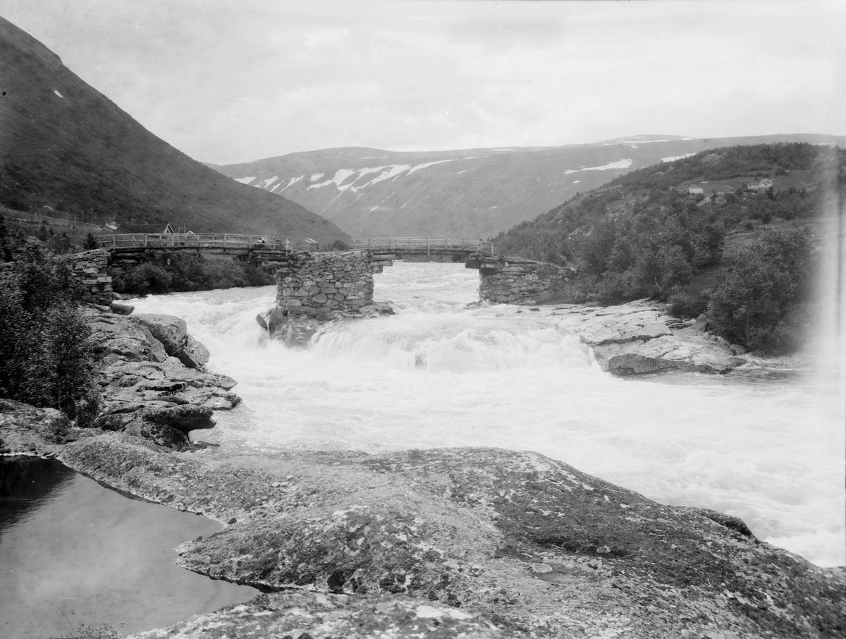 Skreabrua over Driva ved Engan i Oppdal. Brua ble tatt av storflommen i 1932.