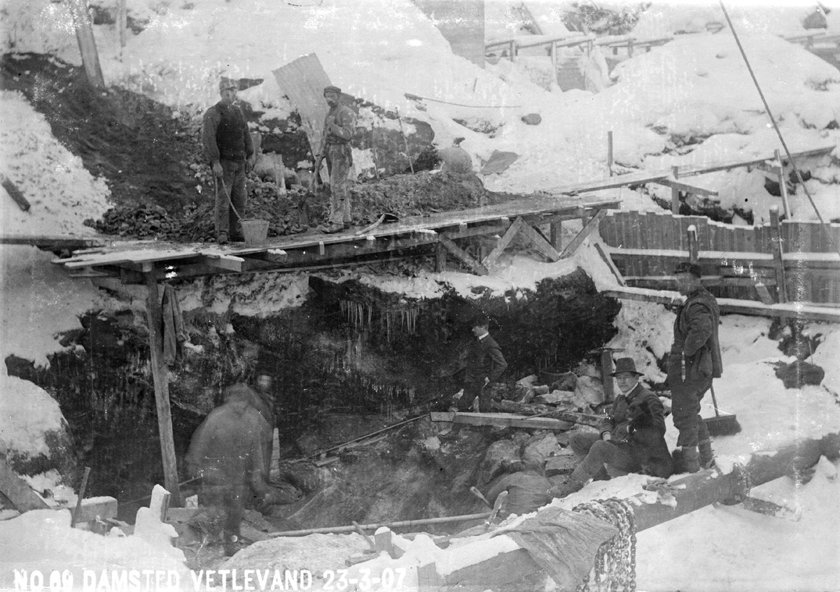 Ingeniørar på synfaring på damstaden ved Vetlevann i 1907.