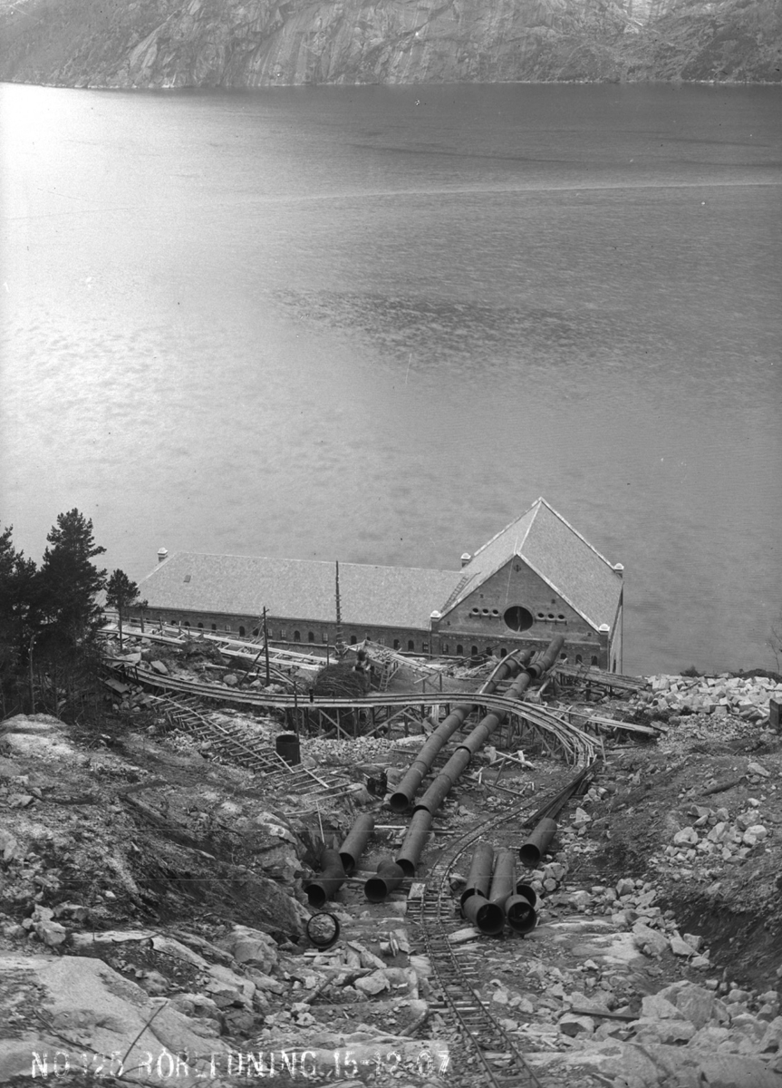 Montering av røyrgate, ned mot kraftstasjonen.