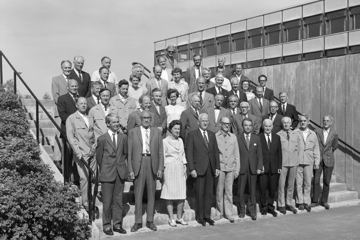 Lærer ved Hamar Katedralskole. 1. rekke f. v. Haakon Dessen, Henry O. Dørum, Birgit Grødem, Ludolf Krohn, Theodor Abrahamsen, Harald Bergh, Harald Tveit, E. K. Ruud, Finn Kolås, Hans Lystad. 2. rekke f. v. Aage Eifring, Ottar Iversøn, Ole A. Christiansen, Leo Legernæs, Arnhild Legernæs, Bjørn Rudberg, Knut Grødem, Harald Ranheimsæter, Johan Hegdahl, Trygve Fjerdingstad. 3 rekke f. v. Øystein Bautz, Anton Olstad, Erik Sortungstad, Hans Anders Aschim, Mathilde Frøholm, Brigt Hope, Sissel Hope, Olaf Thesen, Finn Kyllingstad, Kjell Nilsen, Inger Johanne Fossum, Anders Bjørnhaug, Aasmund Fossum, Arne Krohn Hansen. 4. rekke f. v. Jostein Høgetveit, Ingvald Gåsemyr, Tore Holth, Alette Kruge, Per Michaelsen, Johannes Johnson, Kristian Osmundsvåg, Einar Gandrud, Gerd Lippold, Ivar Harildstad, Harald Syversen.