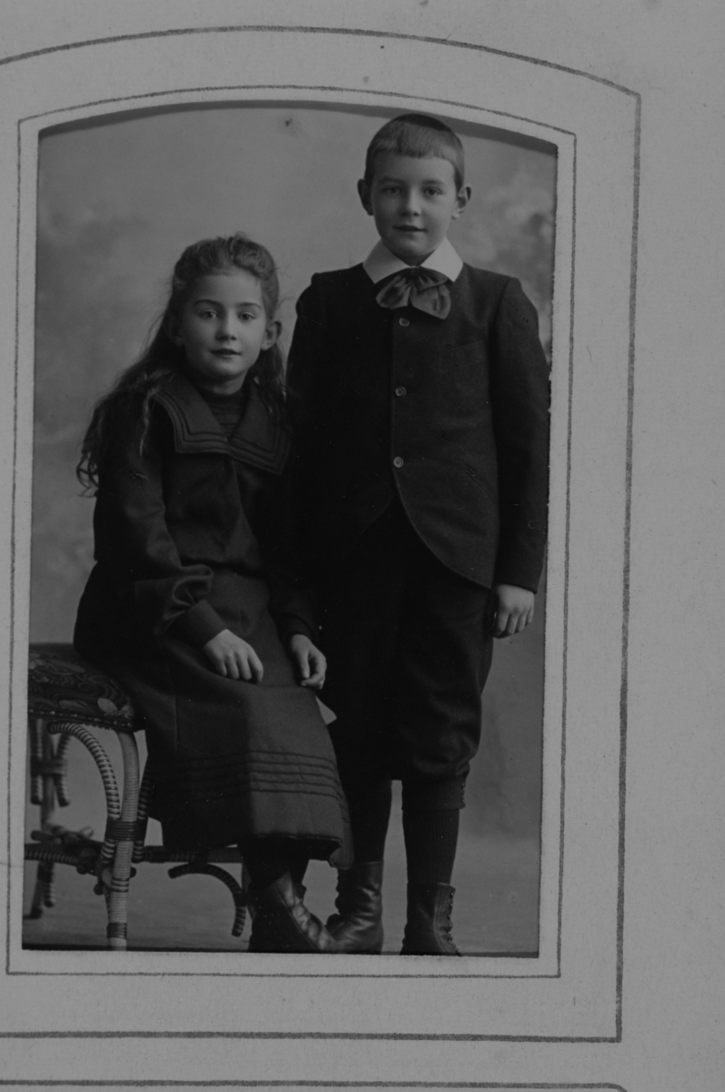 Astrid Elsa og Marentius Thams, hhv 9 - 10 år.