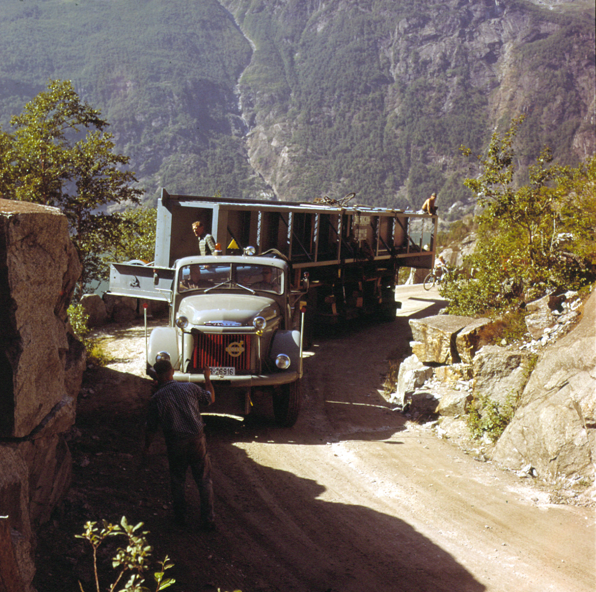 Lastebil på veg til Skjeggedal i 1965. 