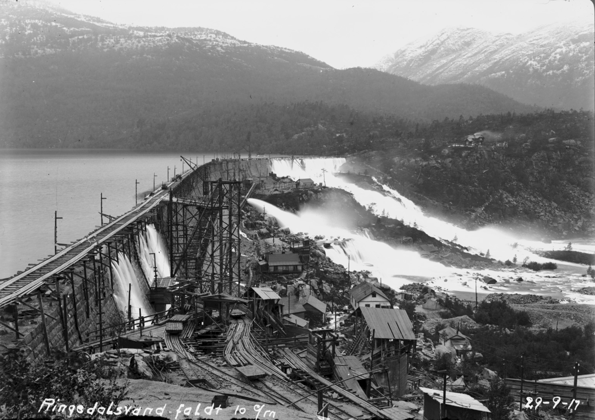 Brakker kring Ringedalsdammen under bygginga i 1917.