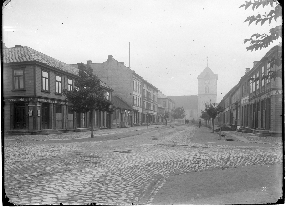 Nordre gate med krysset Dronningens gate mot Vår Frue kirke