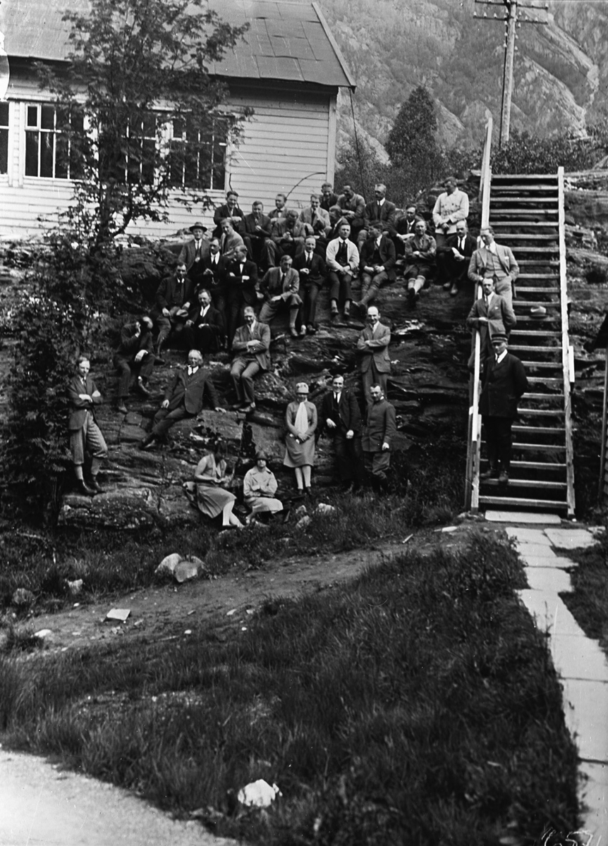 Tilsette og andre ved ei trapp på Zinken i 1928.